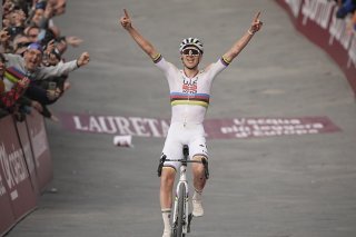 Tadej Pogacar espère pouvoir lever les bras à Sanremo KEYSTONE/AP/Marco Alpozzi